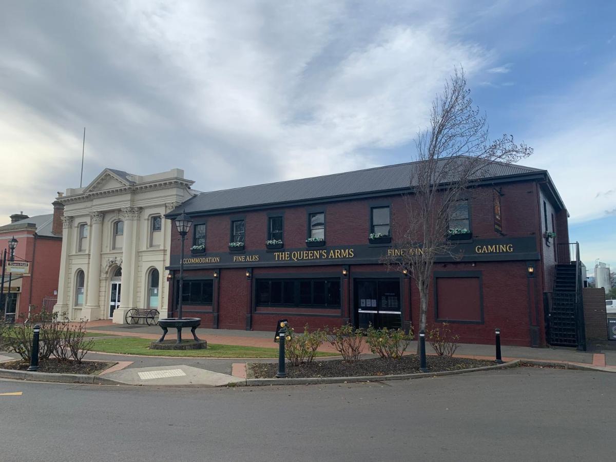 Queens Arms Hotel Longford Kültér fotó
