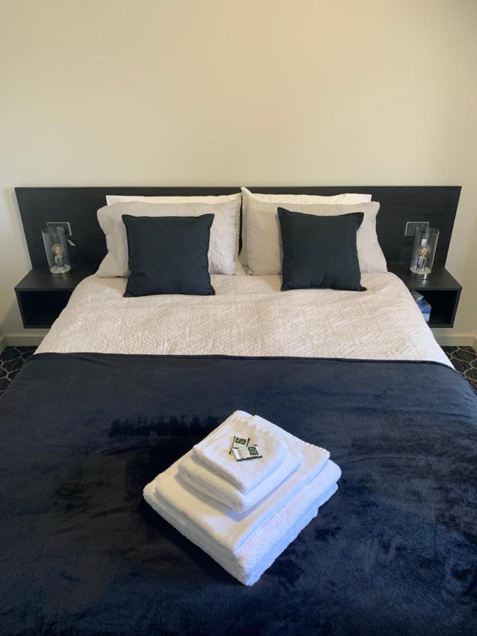 Queens Arms Hotel Longford Kültér fotó